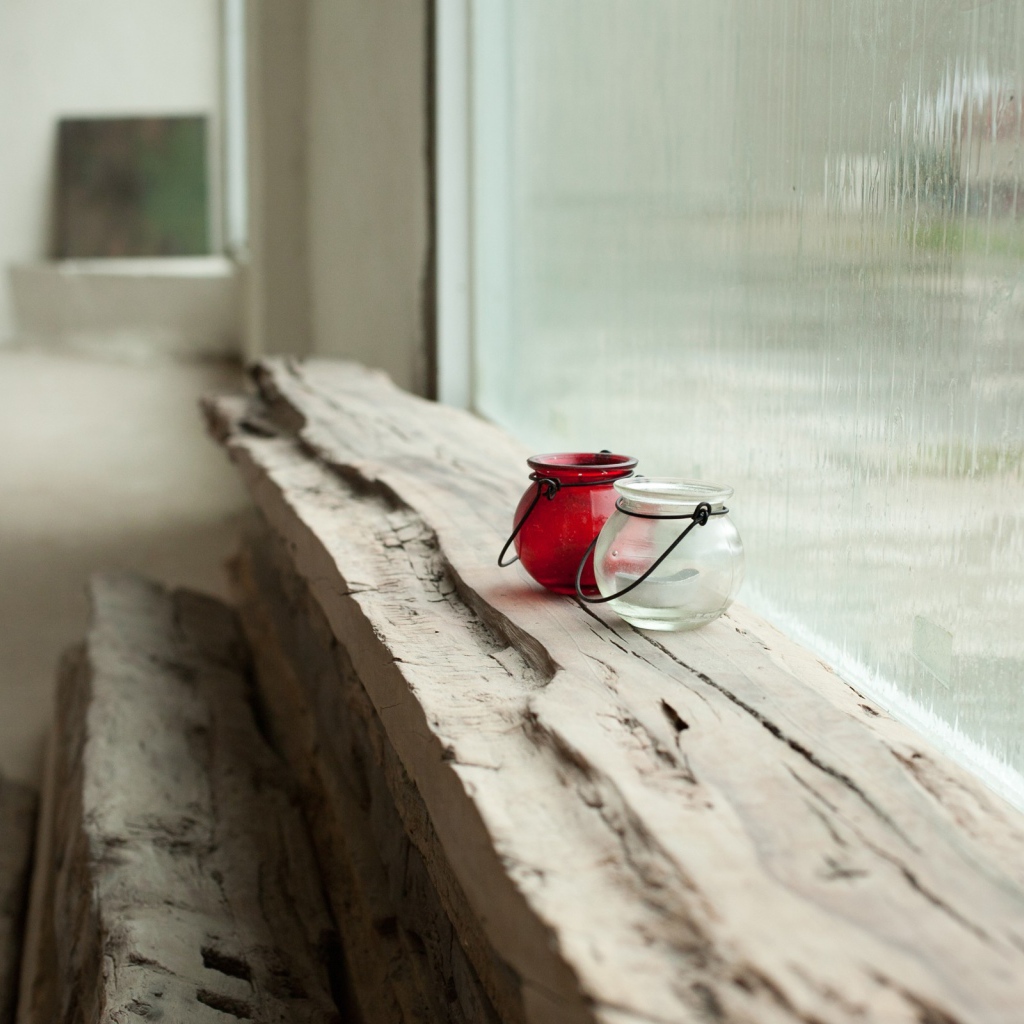 Стеклянные сосуды на подоконнике