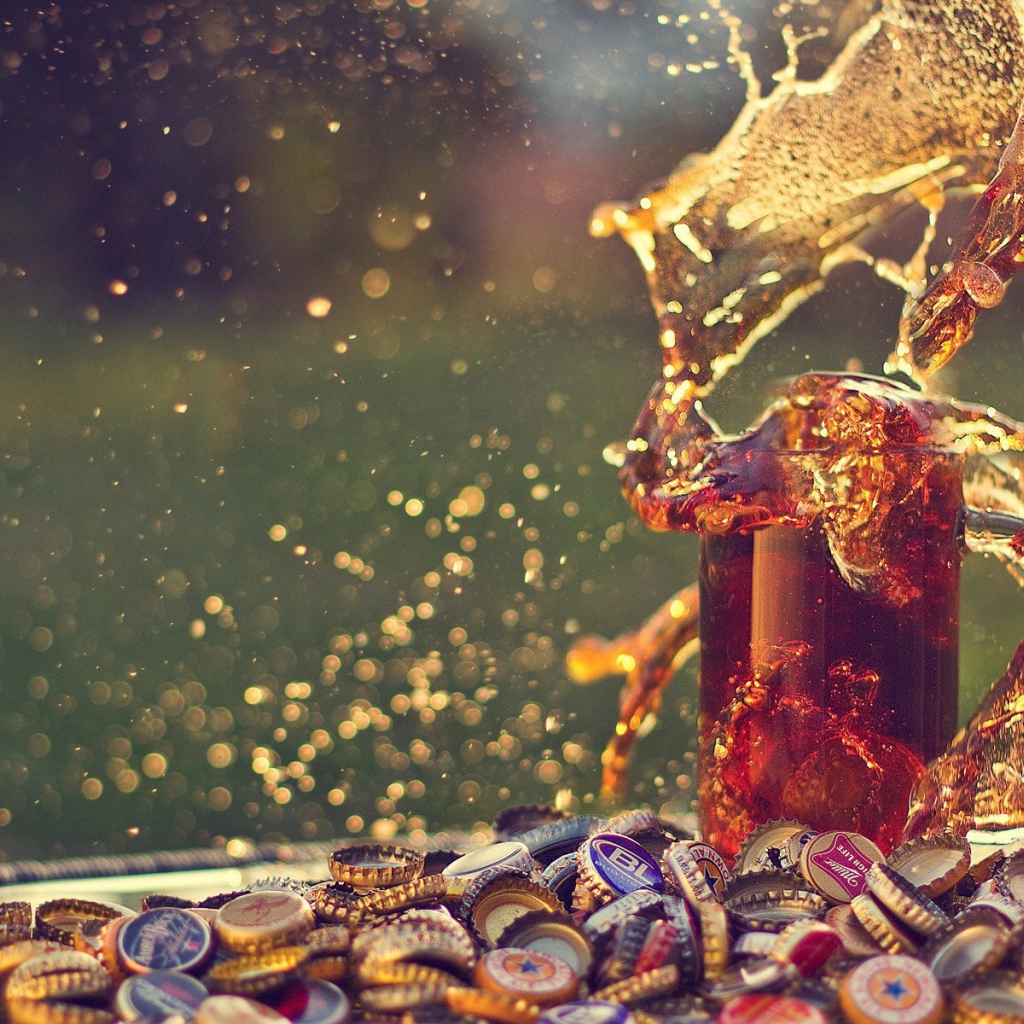 Бокал пива среди горы крышек от пивных бутылок