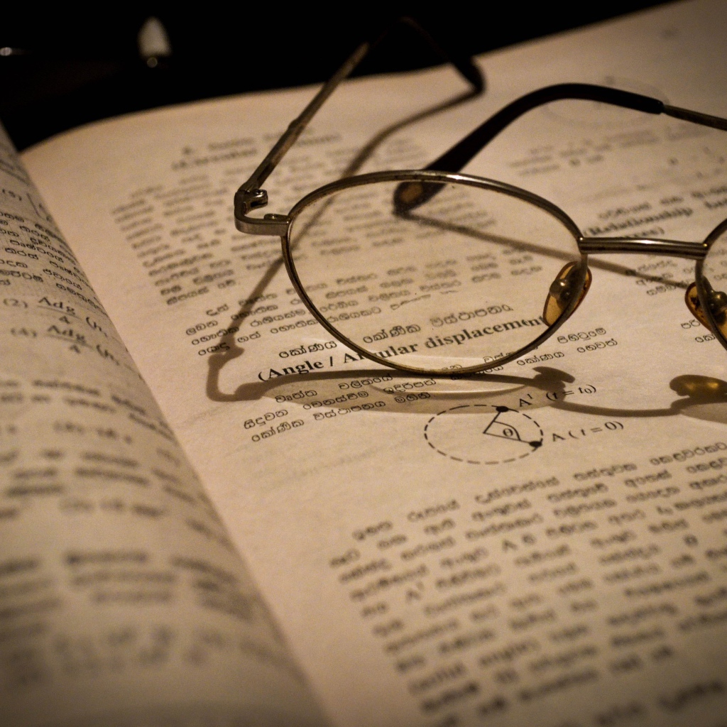 Очки на учебнике