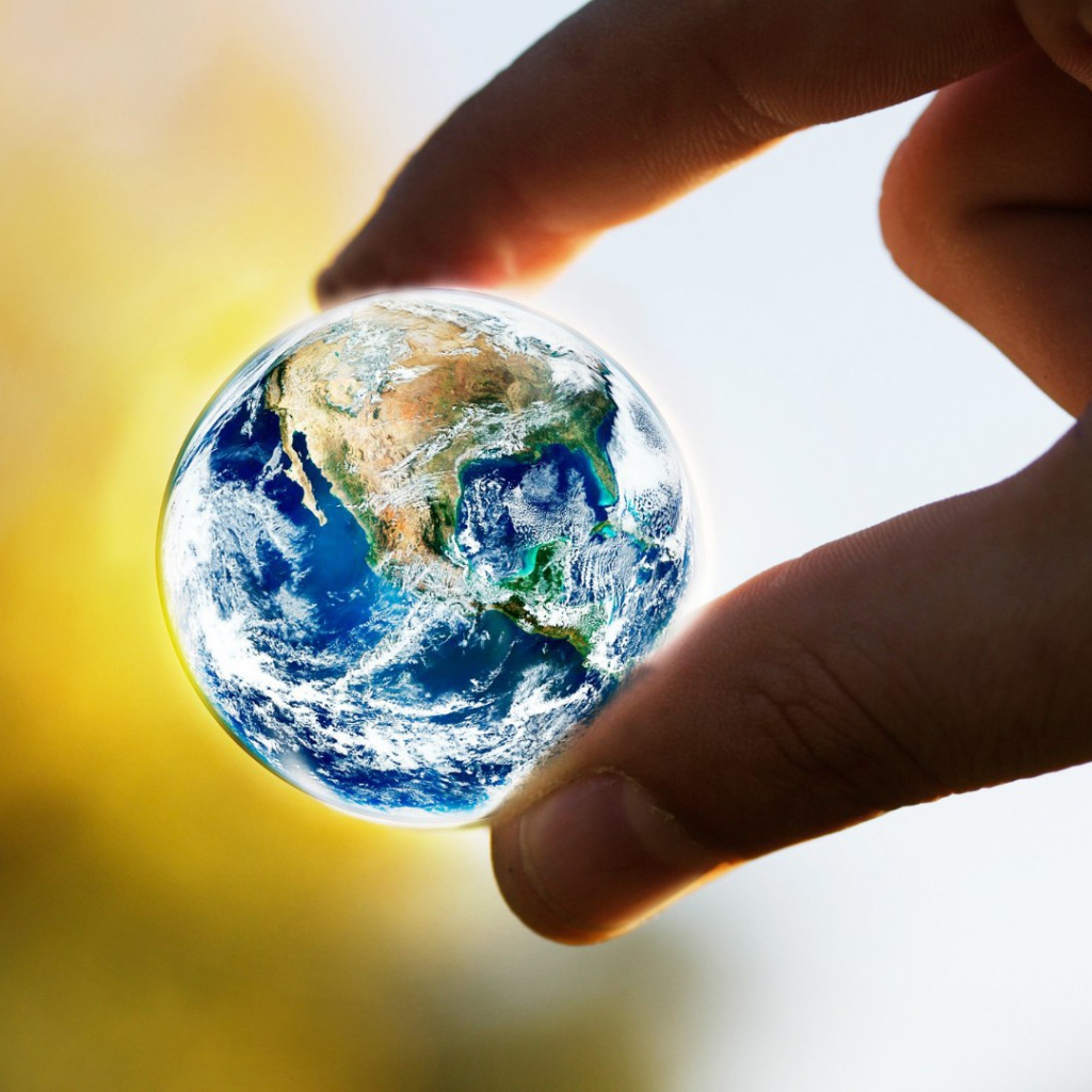 Земной шар в пальцах