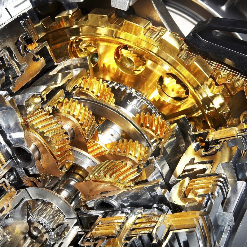 Позолоченные шестеренки в двигателе