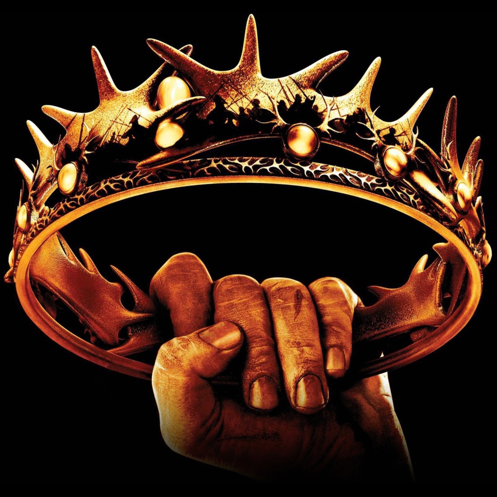 Золотая корона в руке