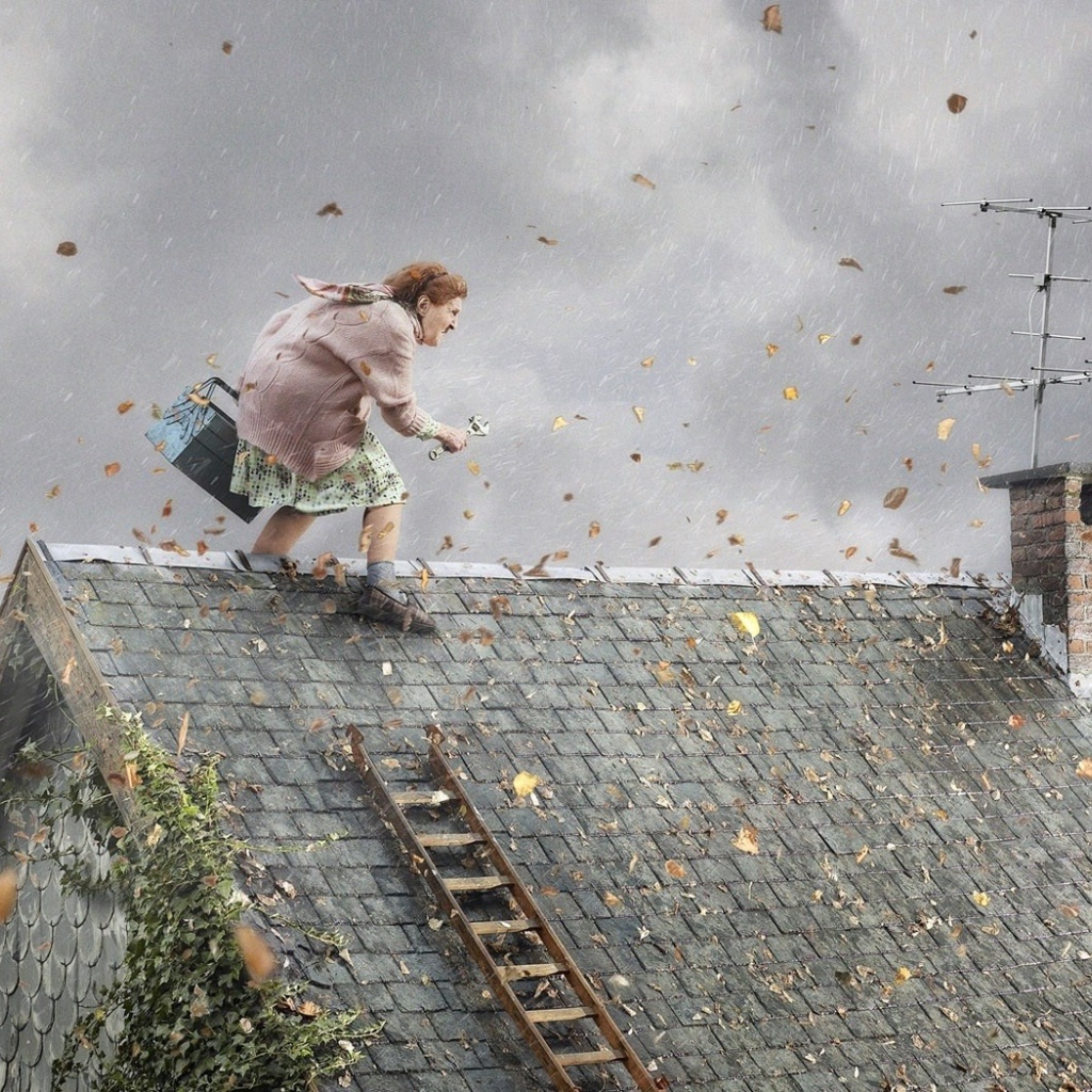 Бабушка занимается ремонтом на крыше