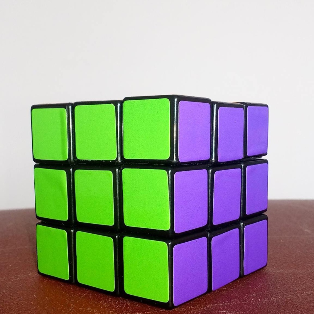 Зеленая и фиолетовая стороны кубика Рубика