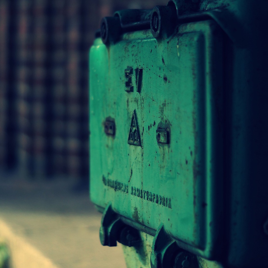 Зеленая коробка с переключателями