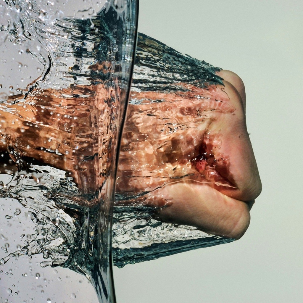 Рука пробивает воду