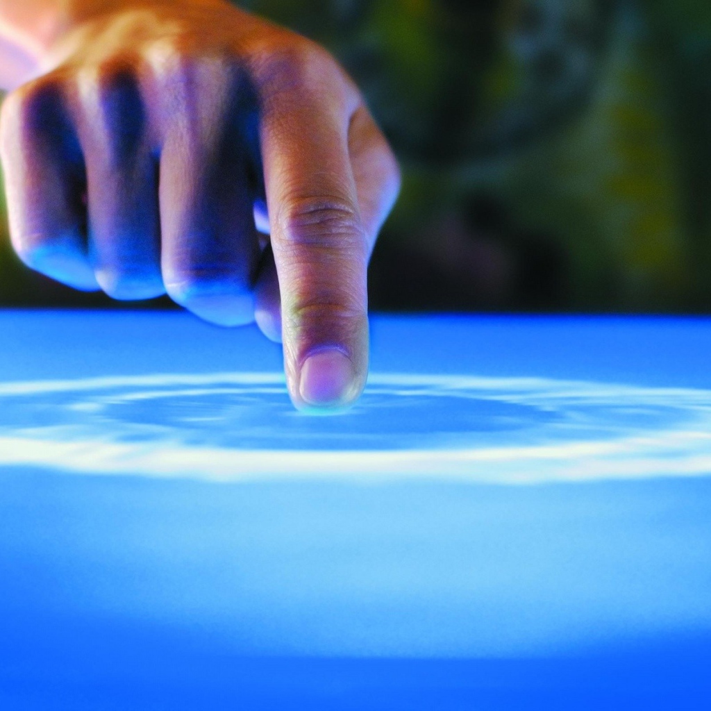 Рука касается воды
