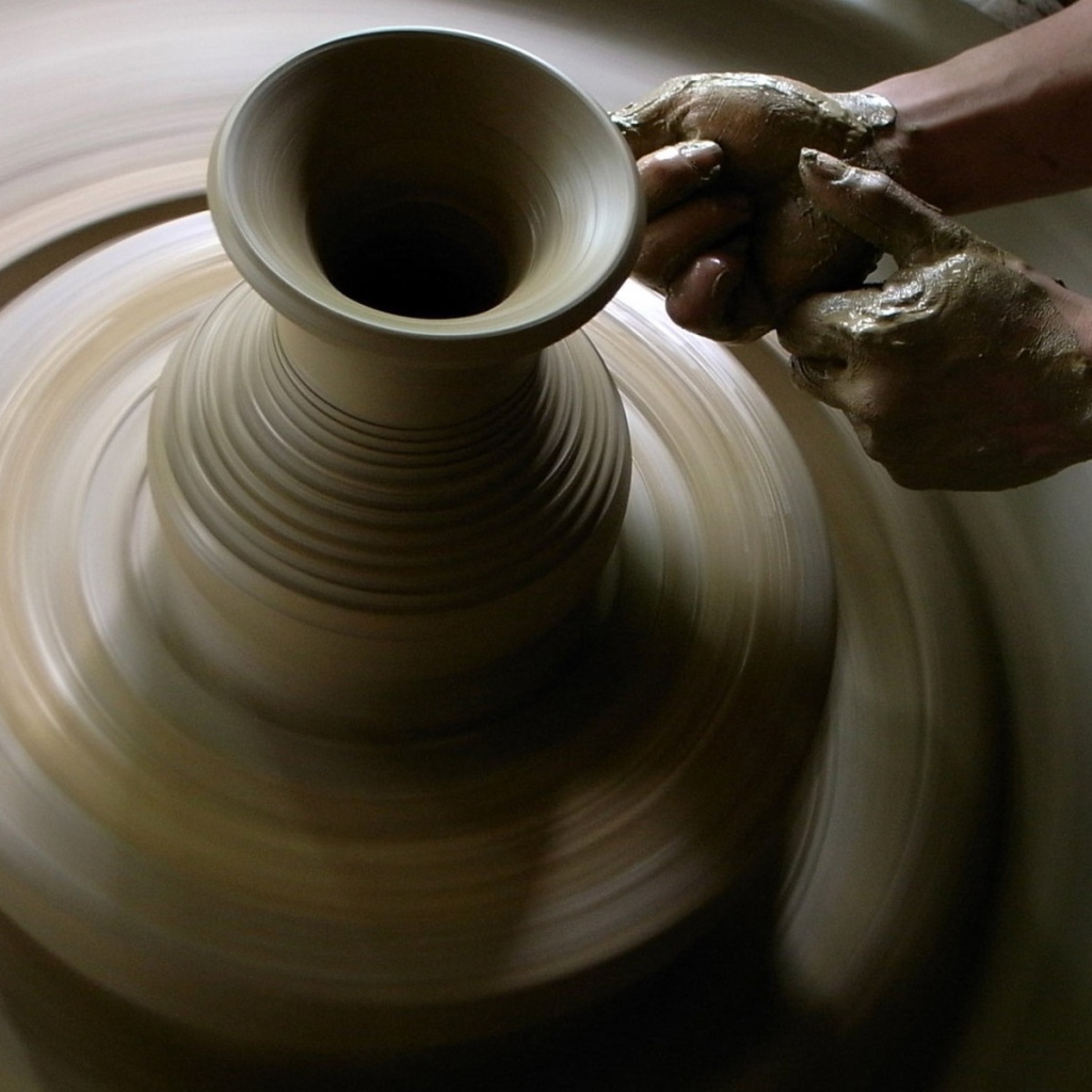 Руки гончара за работой