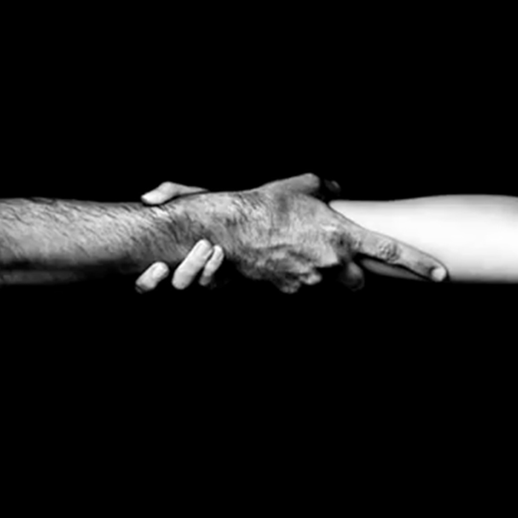 Рукопожатие мужчины и женщины