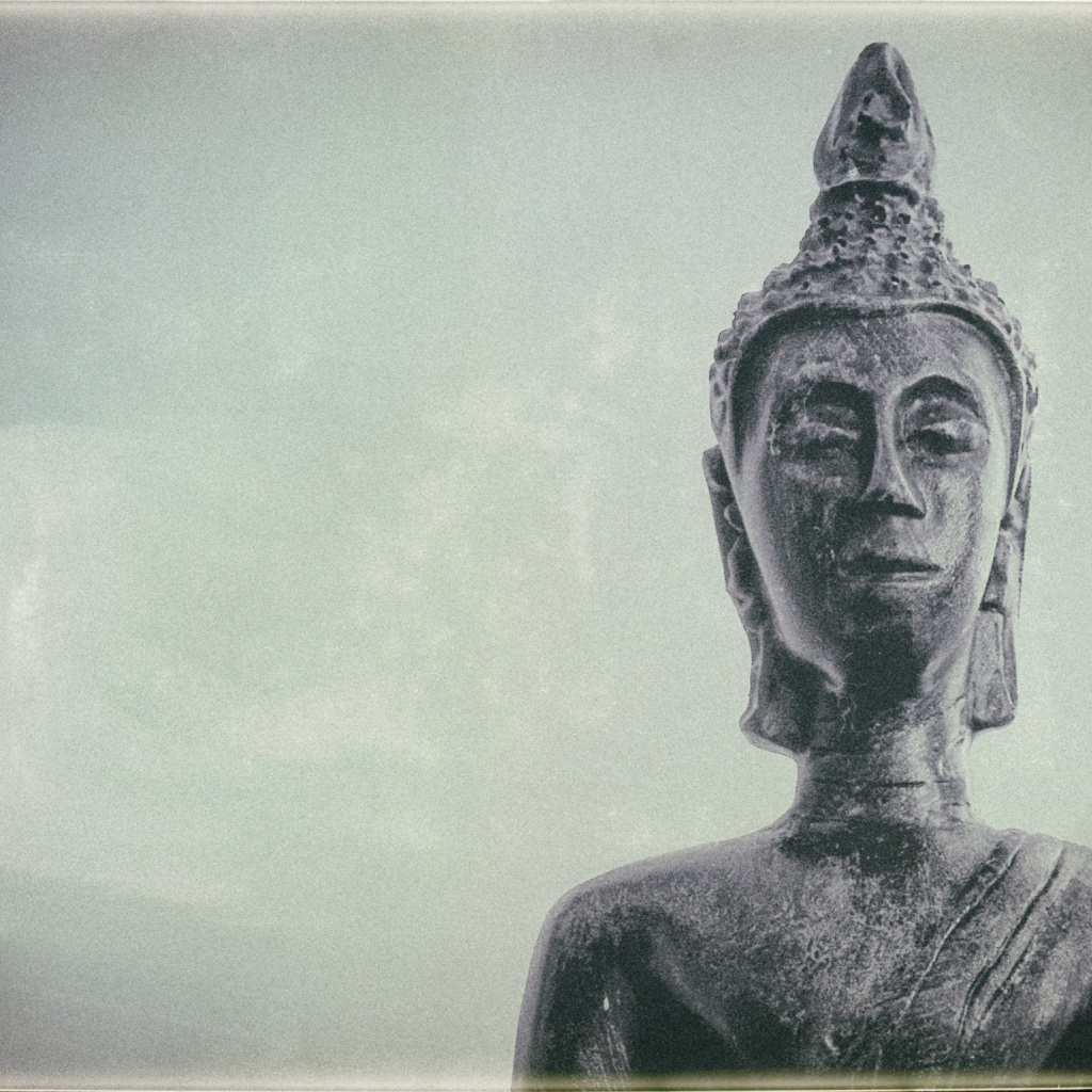 Голова Будды из камня