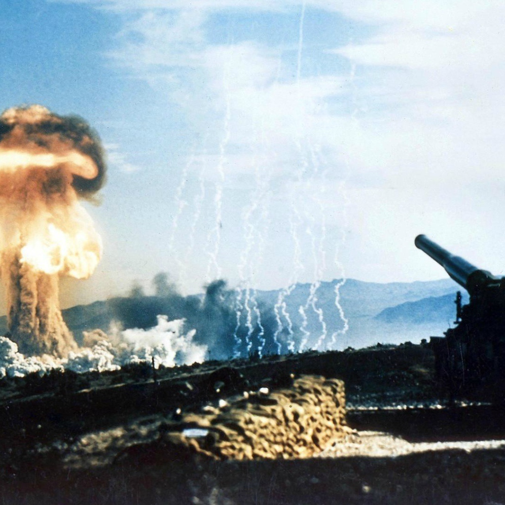 Выстрел из пушки ядерным снарядом