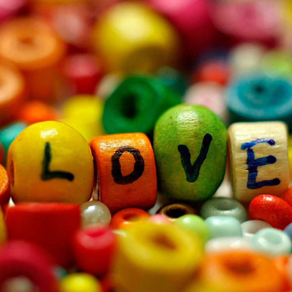 Надпись Любовь на деревянных бусинках