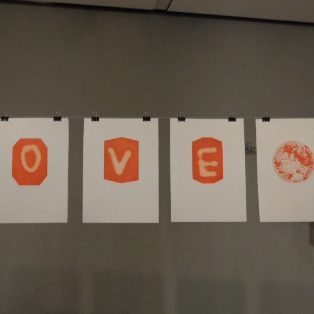 Надпись любовь оранжевыми буквами