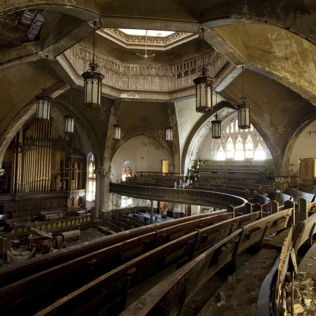 Интерьер заброшенной церкви