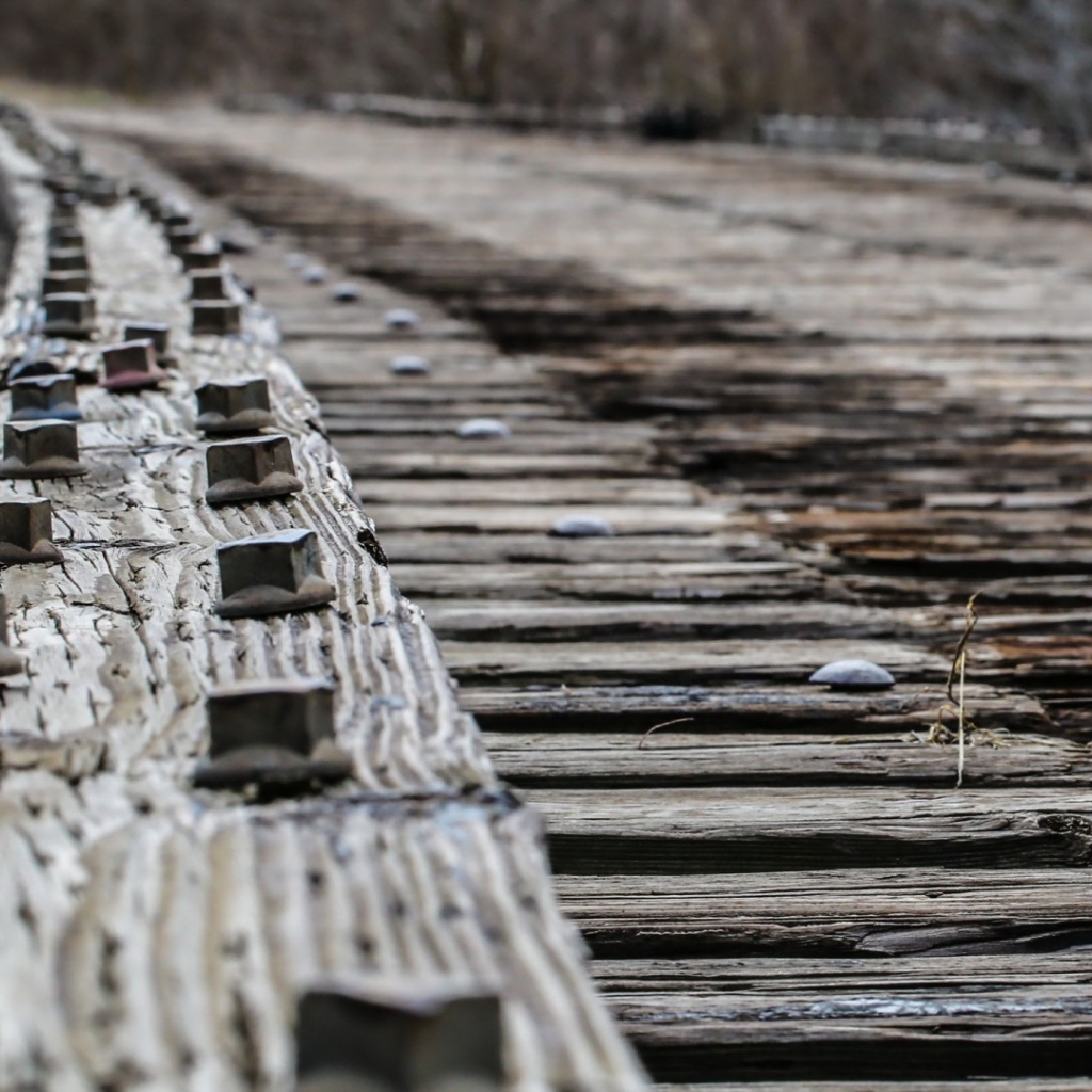 Железные болты креплений деревянного моста
