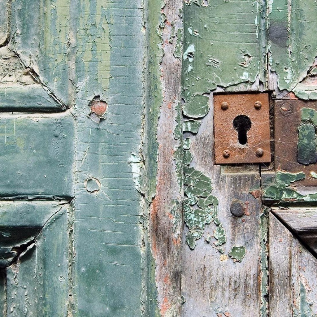 Замочная скважина в паутине