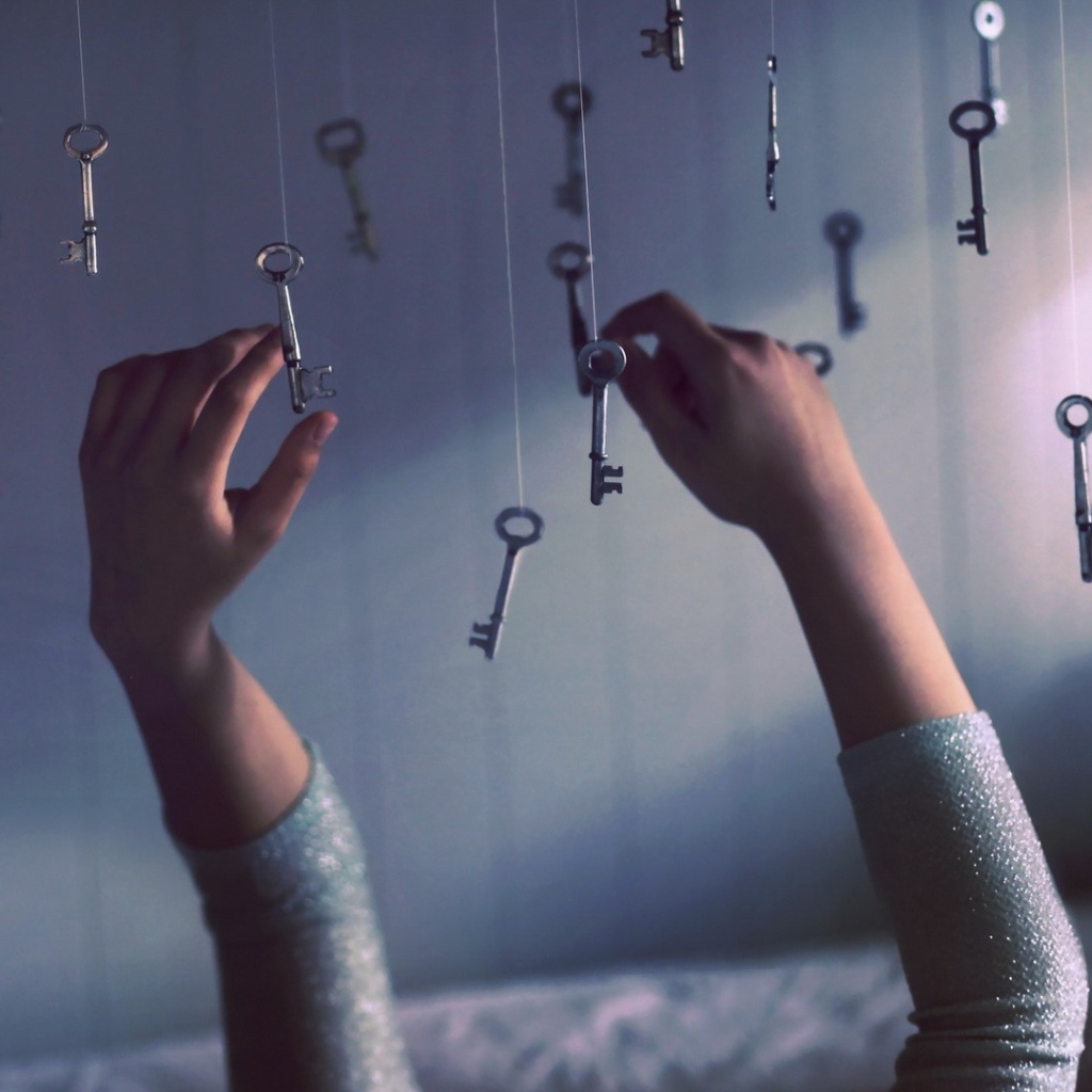 Ключи висят на нитках