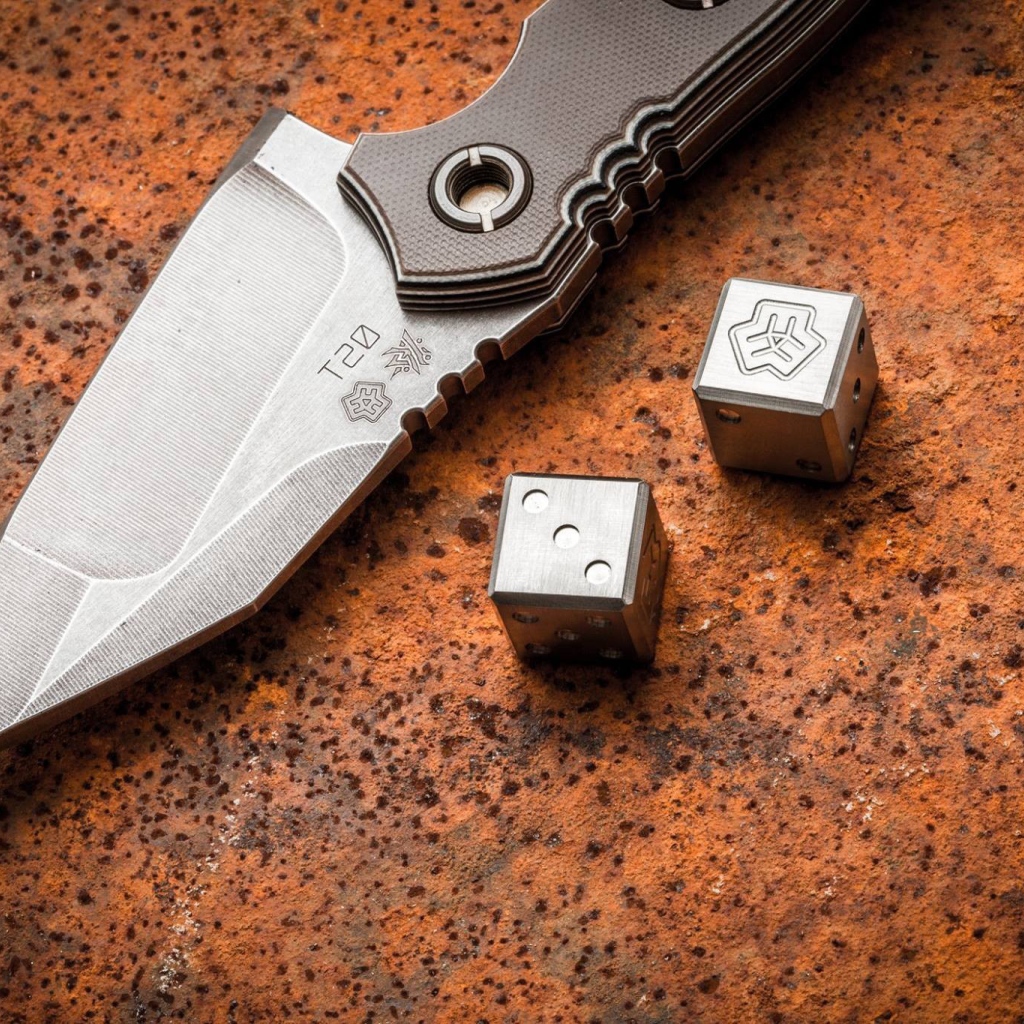 Нож и кубики для игры из металла