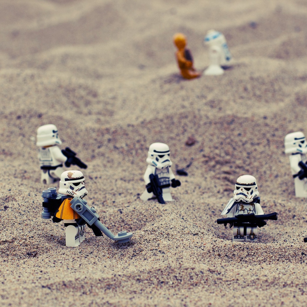 Фигурки ЛЕГО на песке