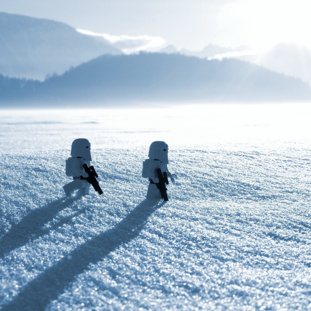 Фигурки ЛЕГО на снегу