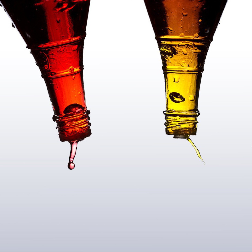 Капли жидкости из разноцветных бутылок