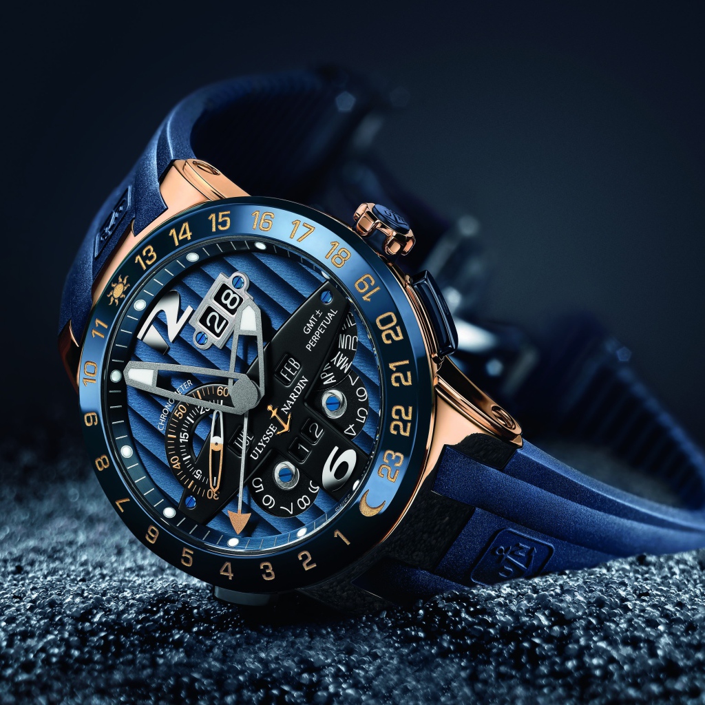 Дорогие часы с синим ремешком