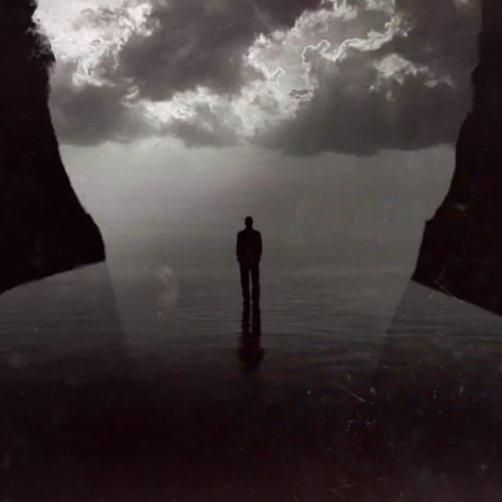 Человек между двух скал