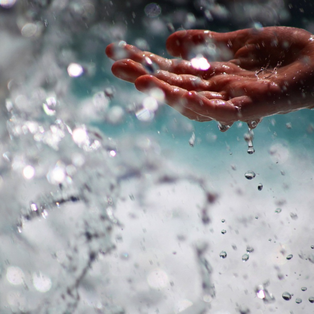 Человек ловит воду рукой