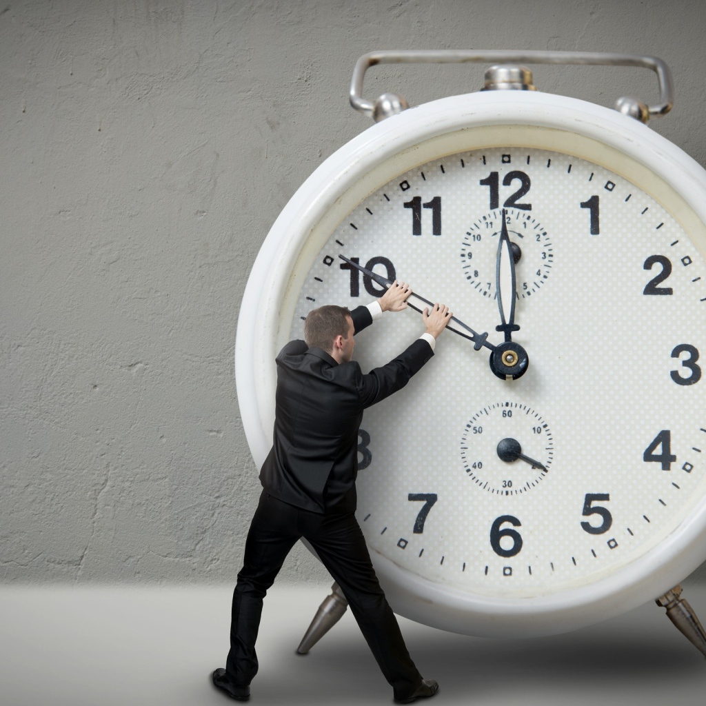 Человек держит стрелку часов