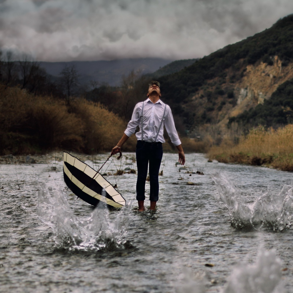 Парень с зонтом в реке