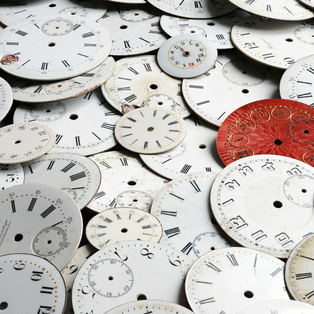 Много циферблатов для часов