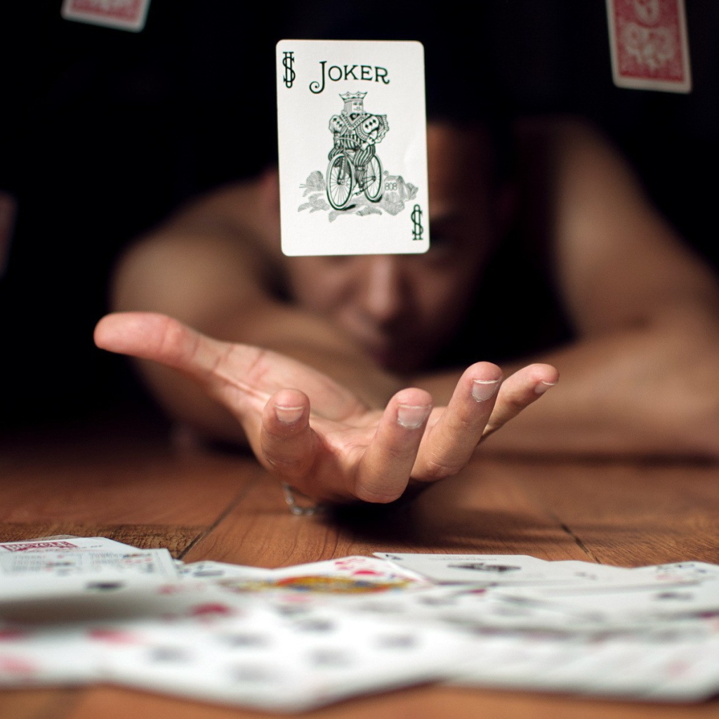 Карта парит над рукой фокусника