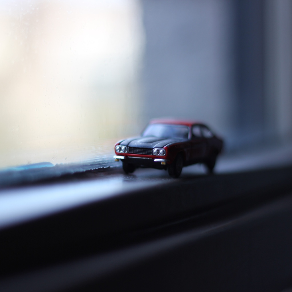 Модель автомобиля у окна