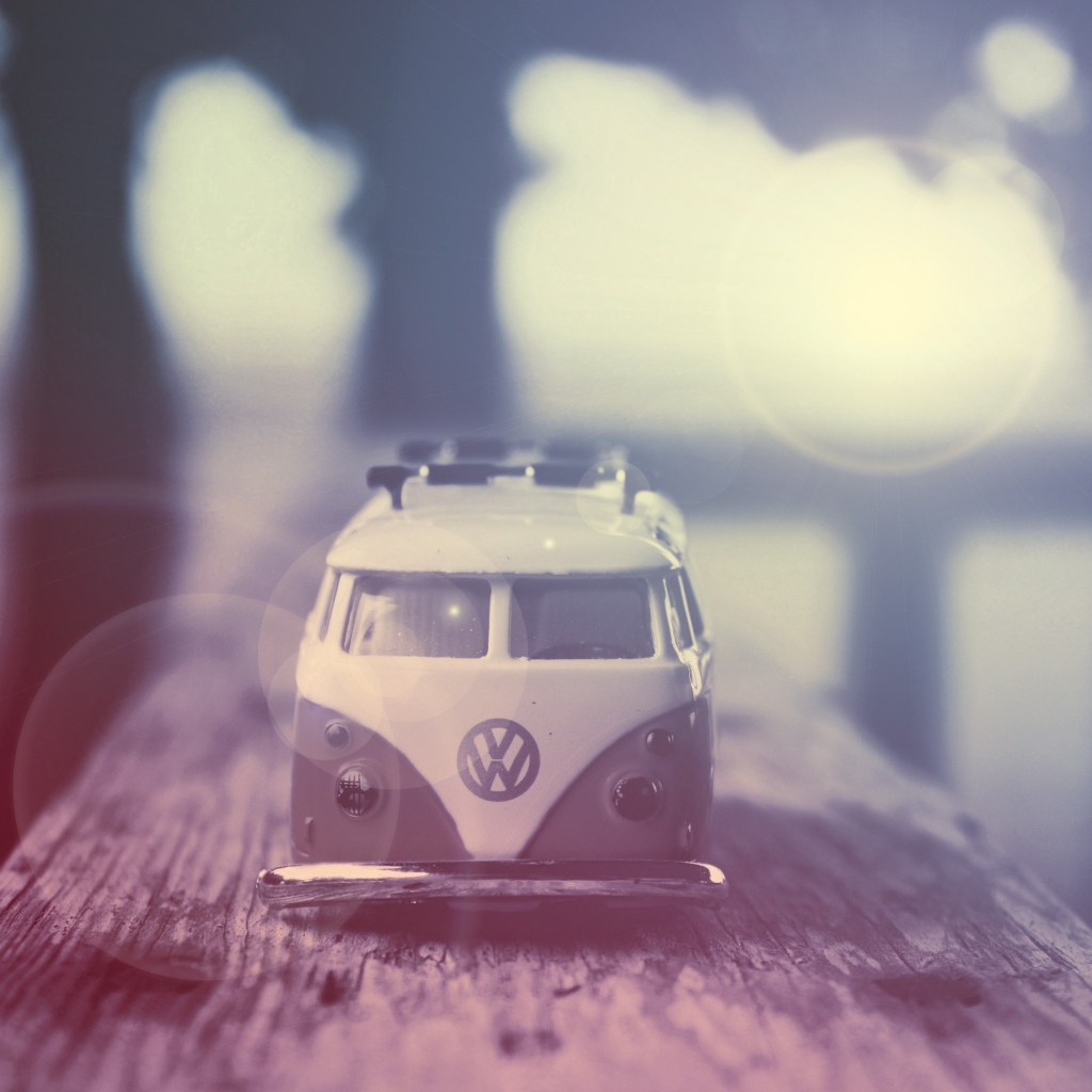 Модель старого автомобиля на доске