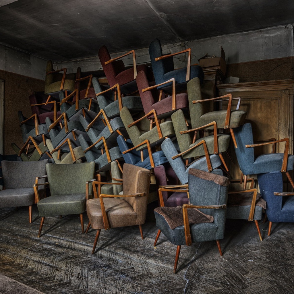 Гора старых кресел