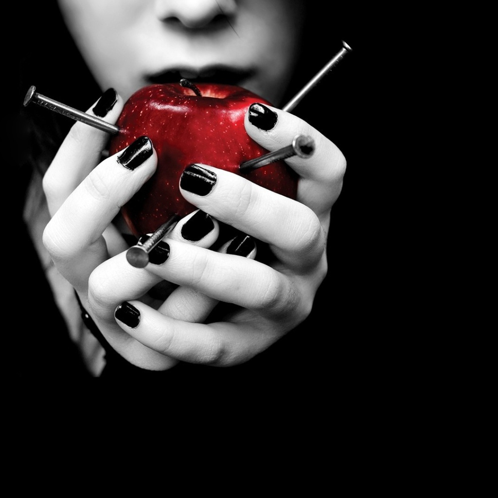 Гвозди в яблоке