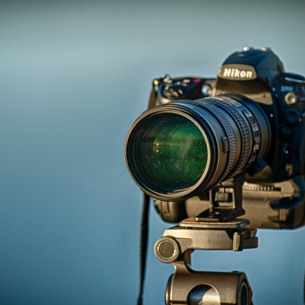 Фотоаппарат Nikon на треноге