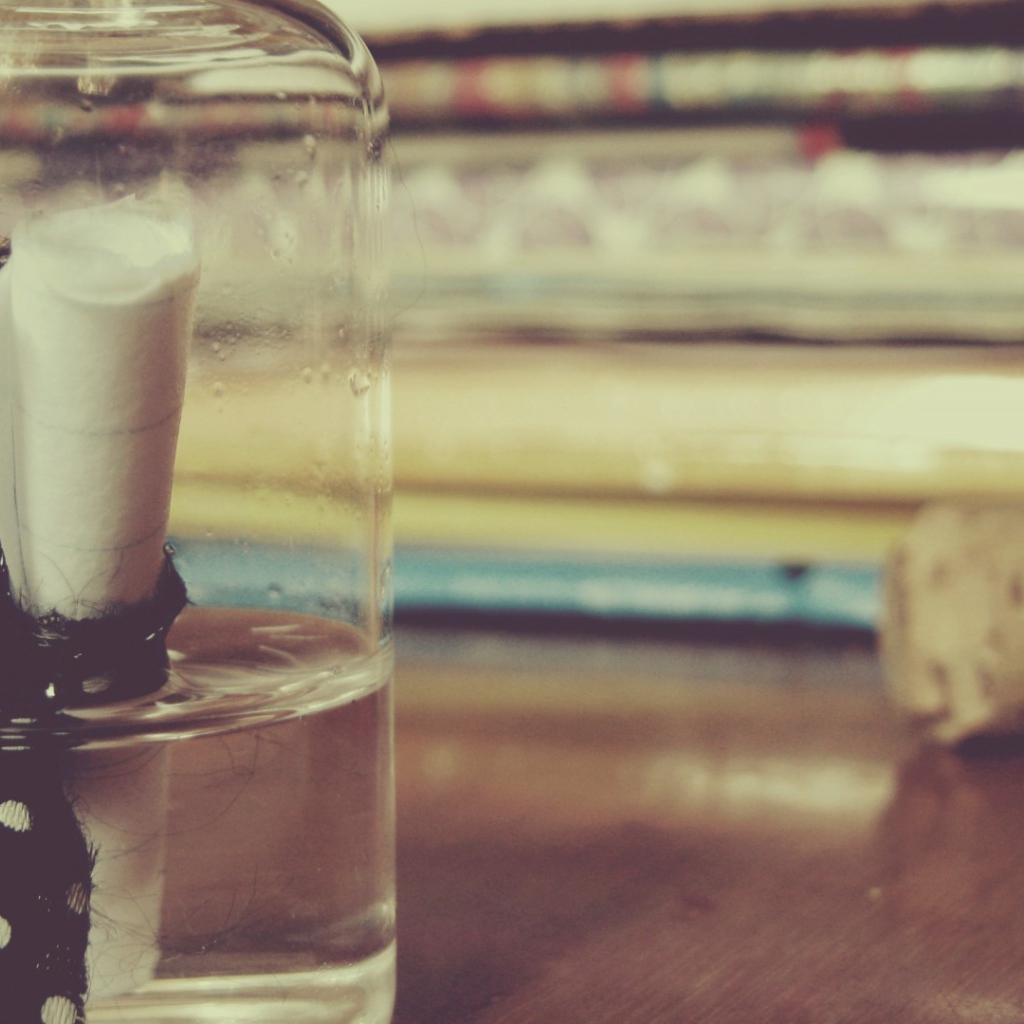 Записка лежит в стеклянной бутылке