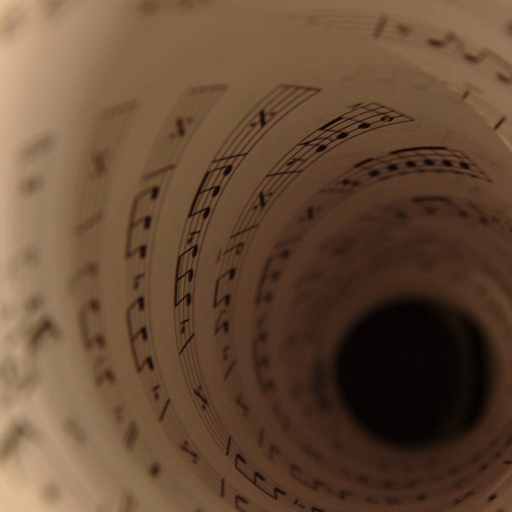 Ноты свернуты в трубку