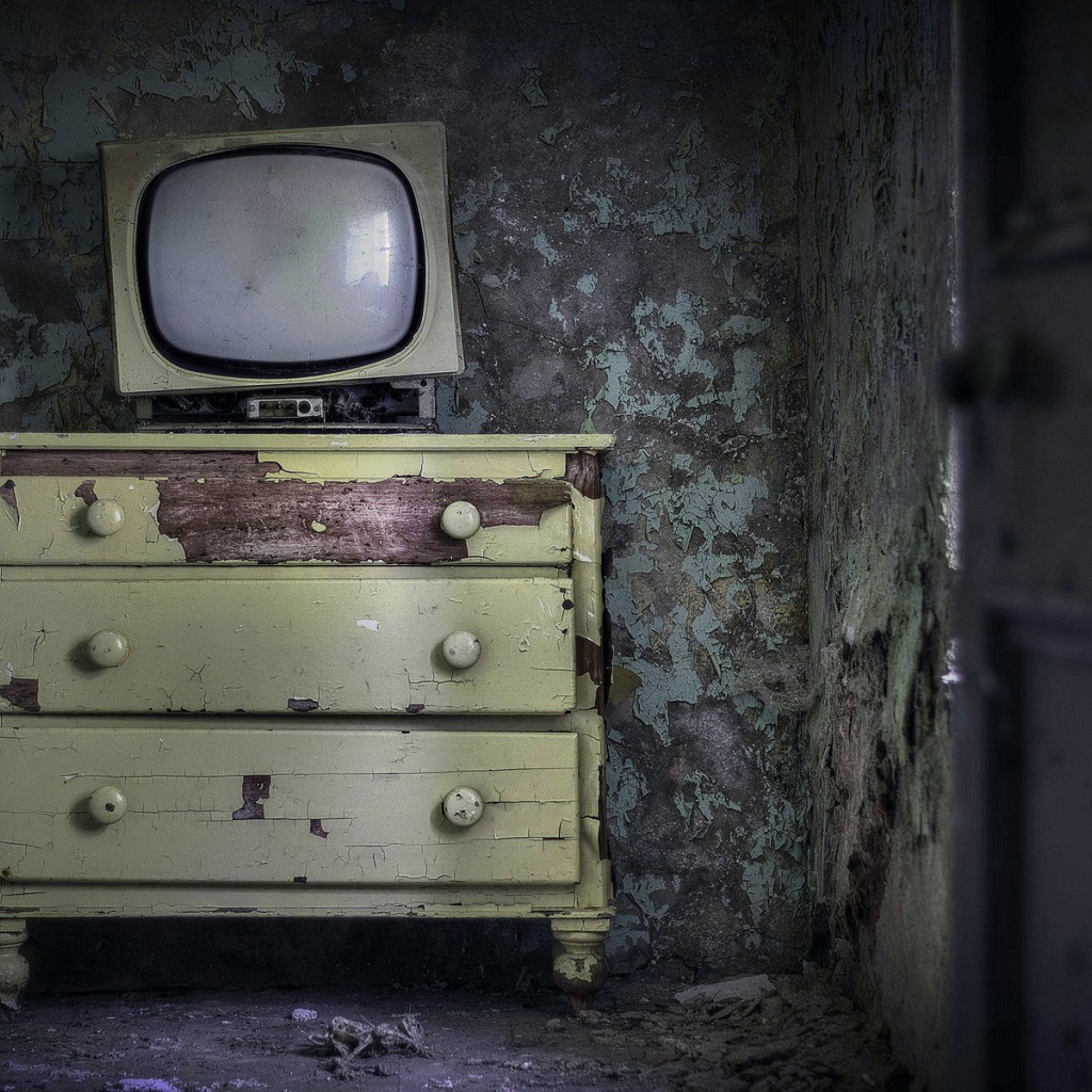 Старый телевизор на старом комоде