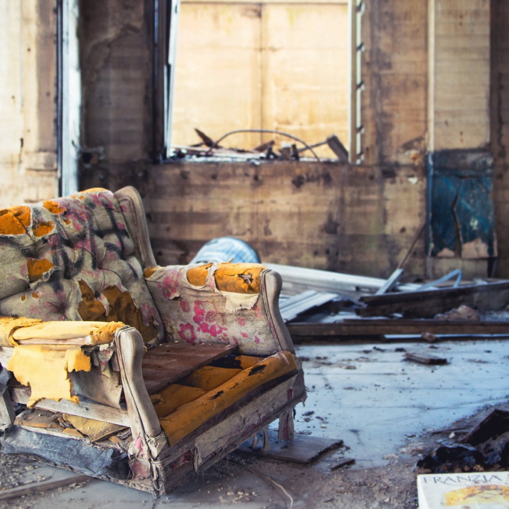 Старое кресло в разрушенном доме