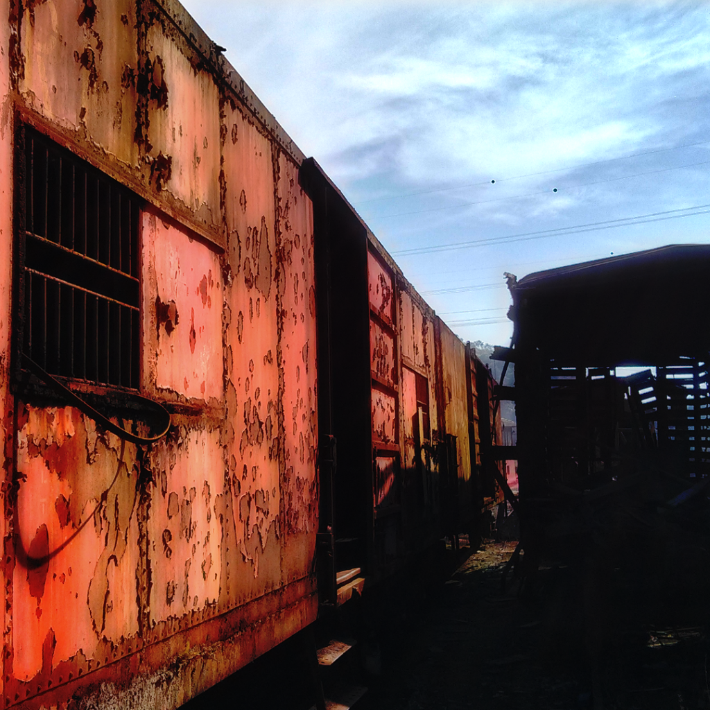 Старые ржавые вагоны