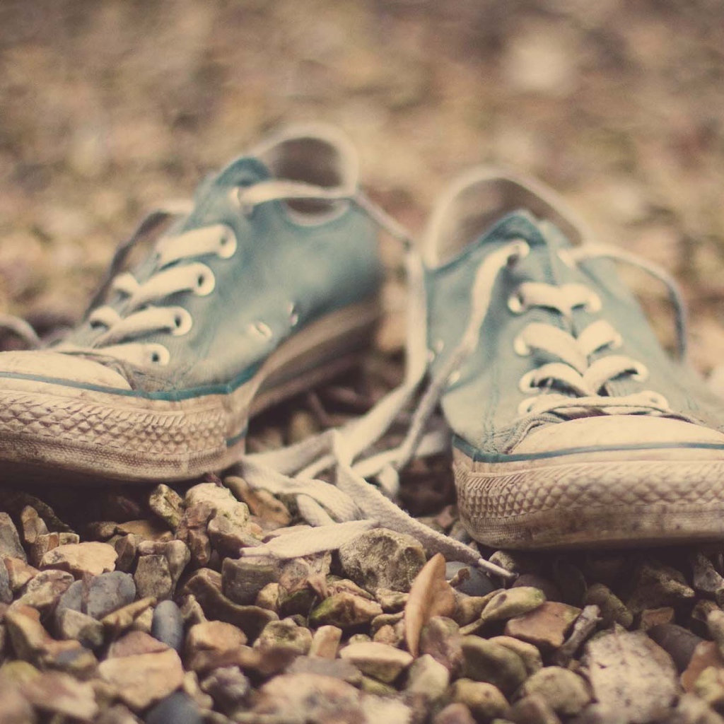 Старые кеды на гальке