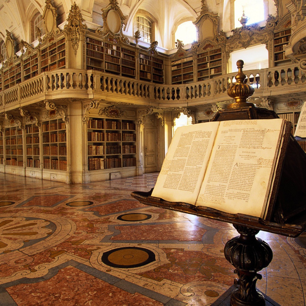 Раскрытая книга на стойке в библиотеке