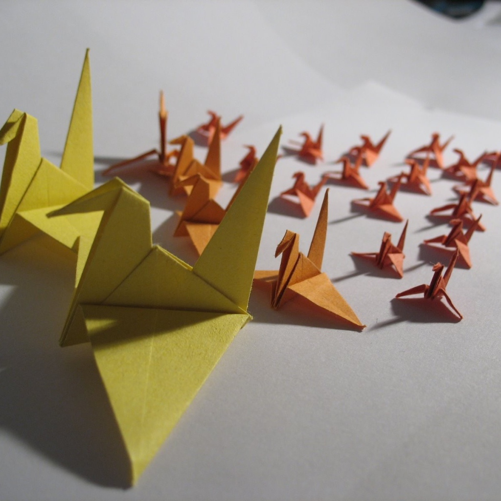 Фигурки оригами из желтой и оранжевой бумаги