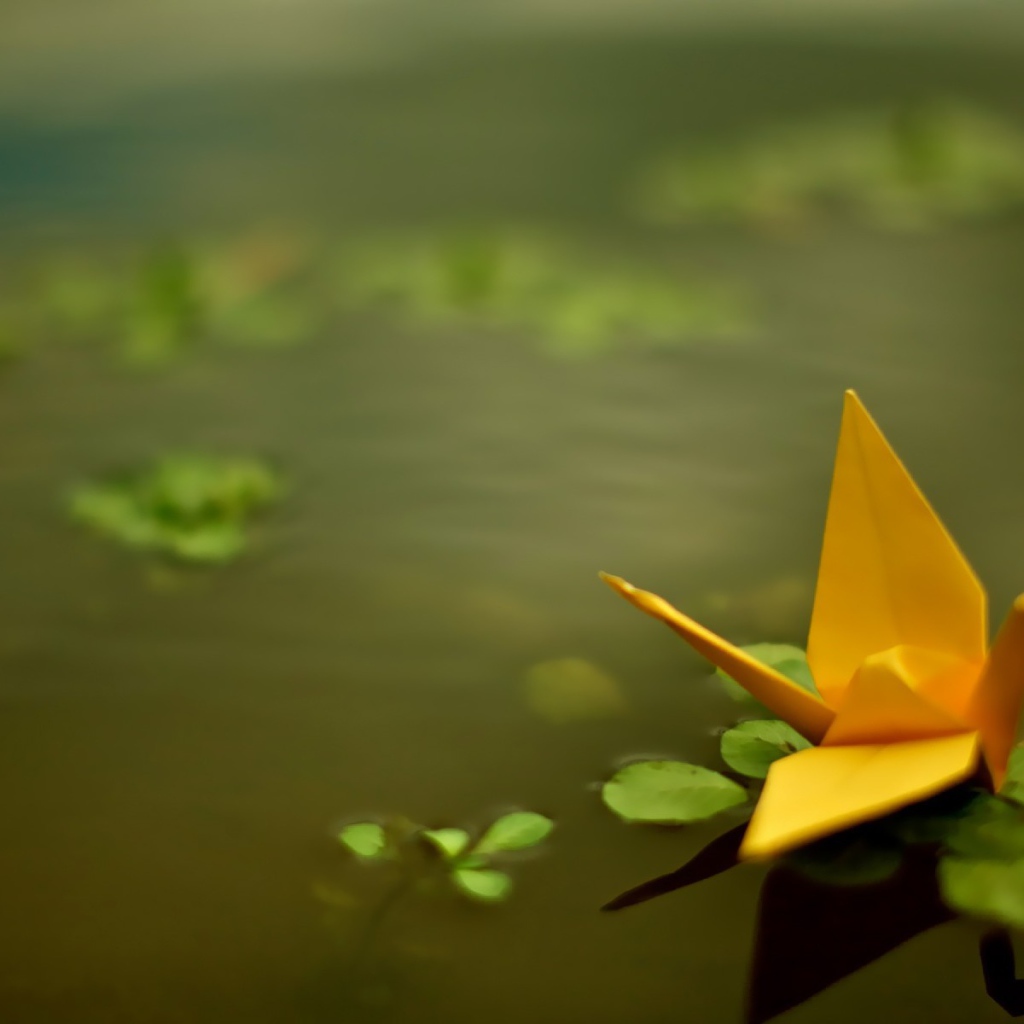 Оригами из желтой бумаги в воде