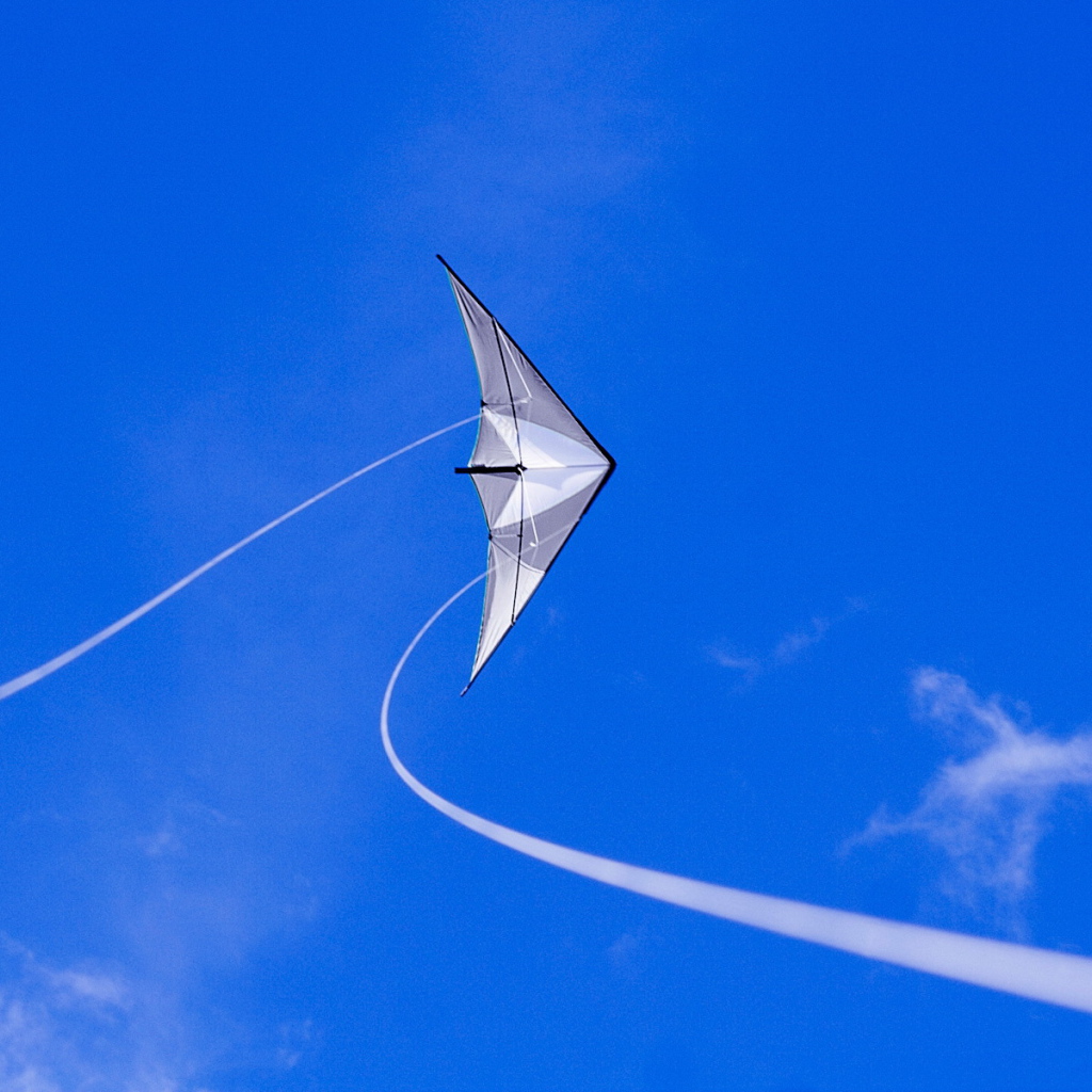 Бумажный самолет в синем небе