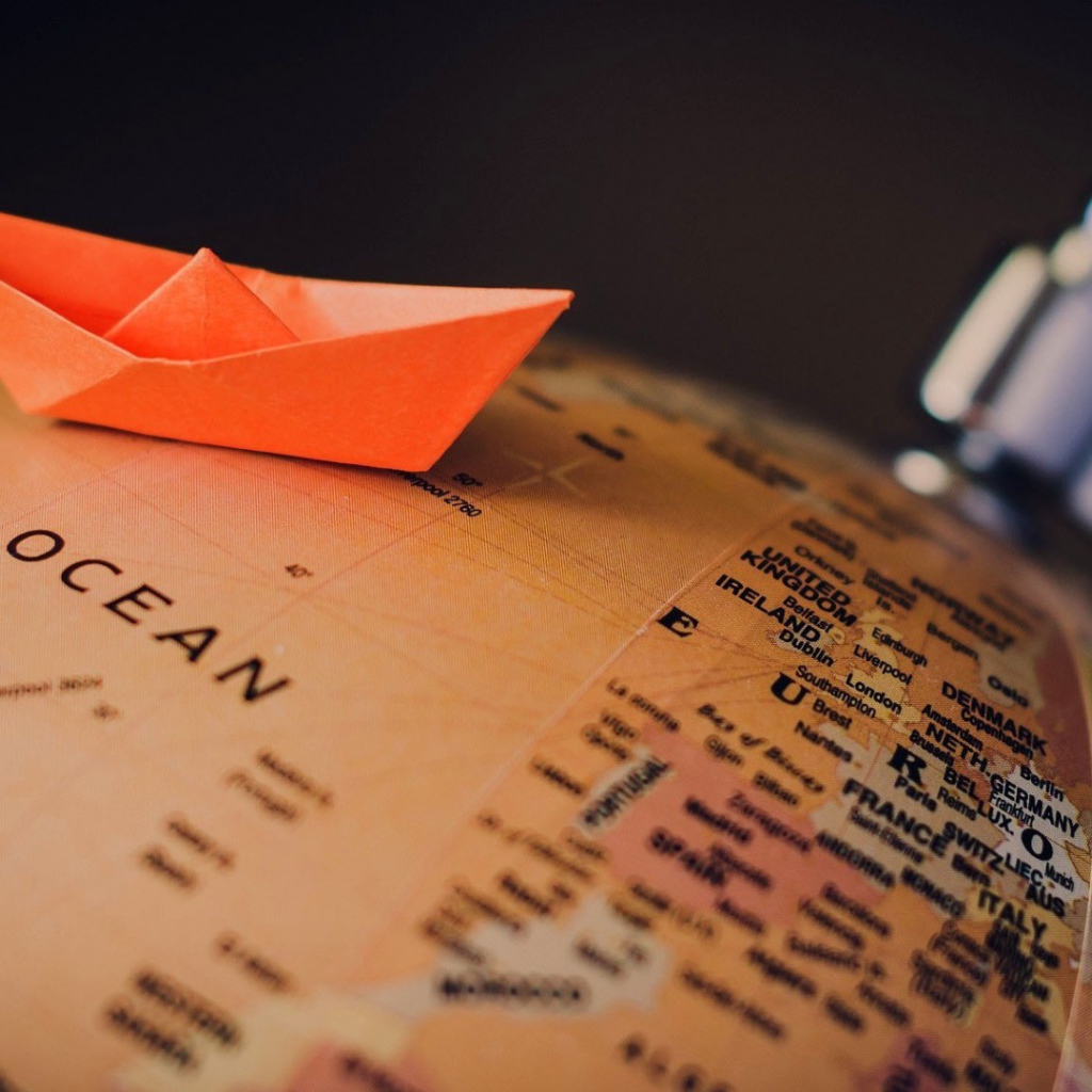 Бумажный кораблик на глобусе