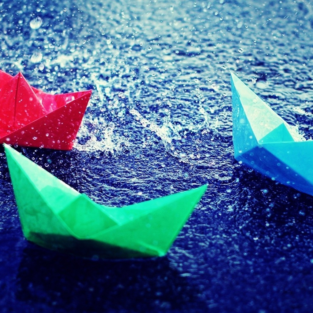Бумажные кораблики на воде