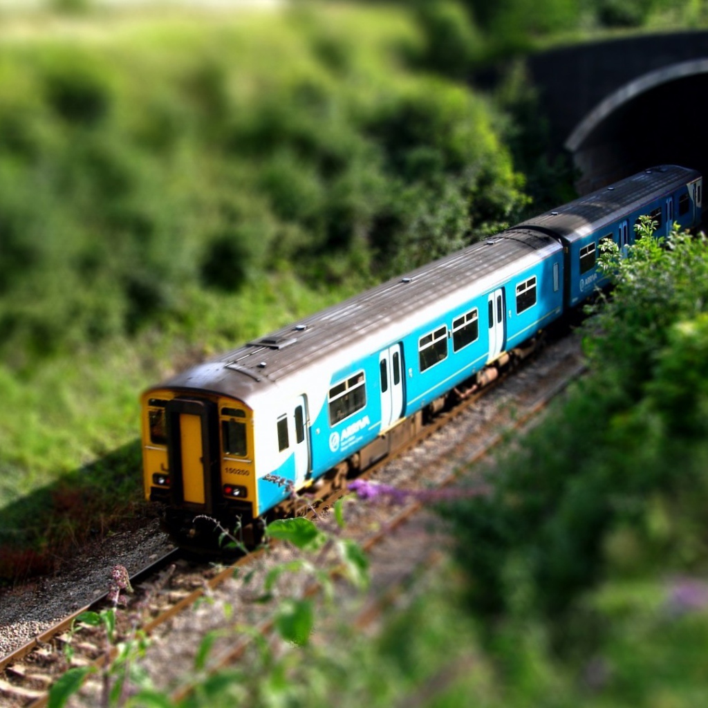 Пассажирский поезд скрывается в тоннеле